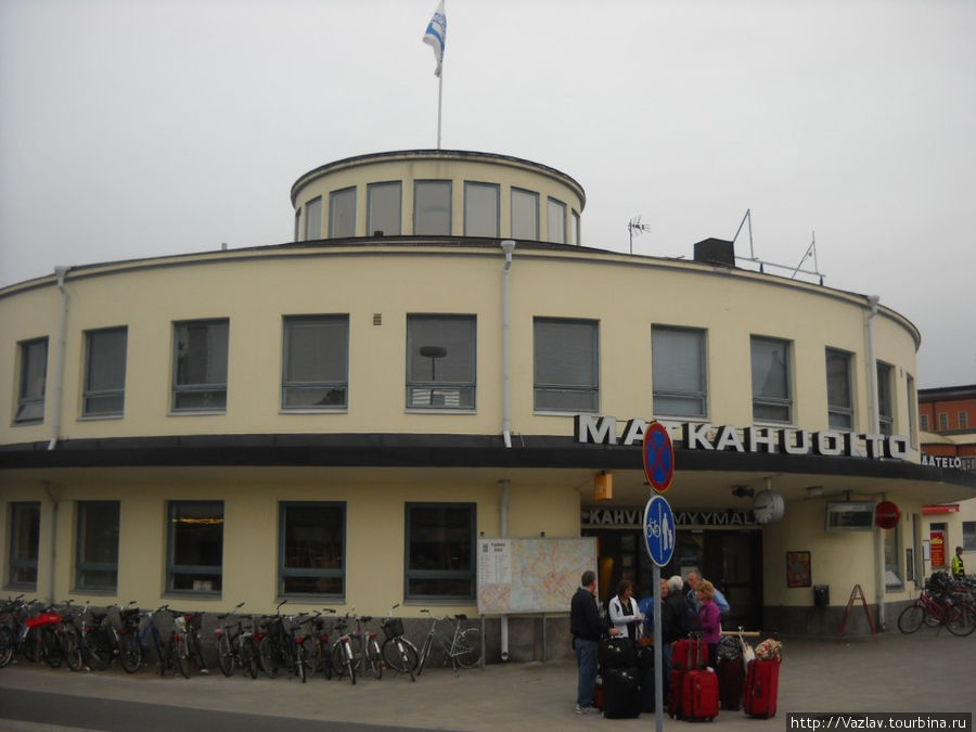 Автовокзал и приезжие; слева от входа виден стенд с картой Турку, Финляндия