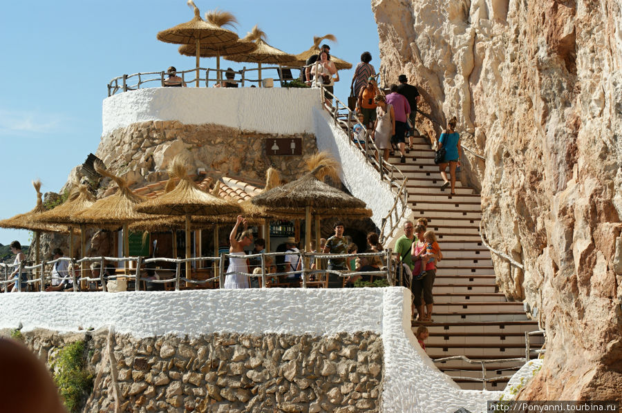 Пещера Кава ен Чарой.Кафе и бар над морем. Остров Менорка, Испания