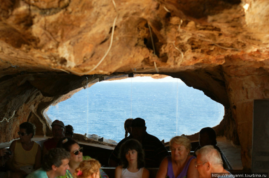 Пещера Кава ен Чарой.Кафе и бар над морем. Остров Менорка, Испания