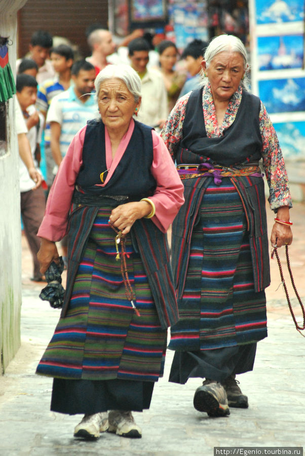 тибетки. совершающие кору Катманду, Непал