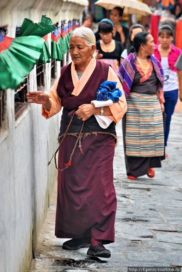 за зелеными шторками — молитвенные барабаны, которые нужно крутить рукой Катманду, Непал