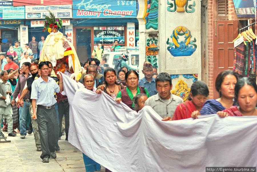 траурная процессия: тело умершего (в шатре) проносят вокруг ступы по часовой стрелке Катманду, Непал