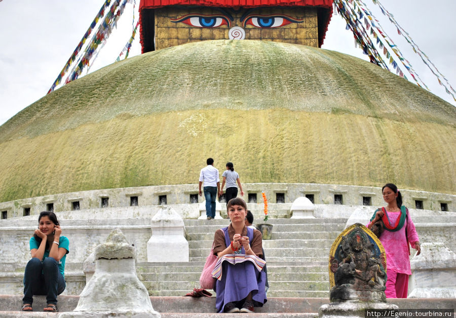 европейка в традиционной тибетской одежде Катманду, Непал