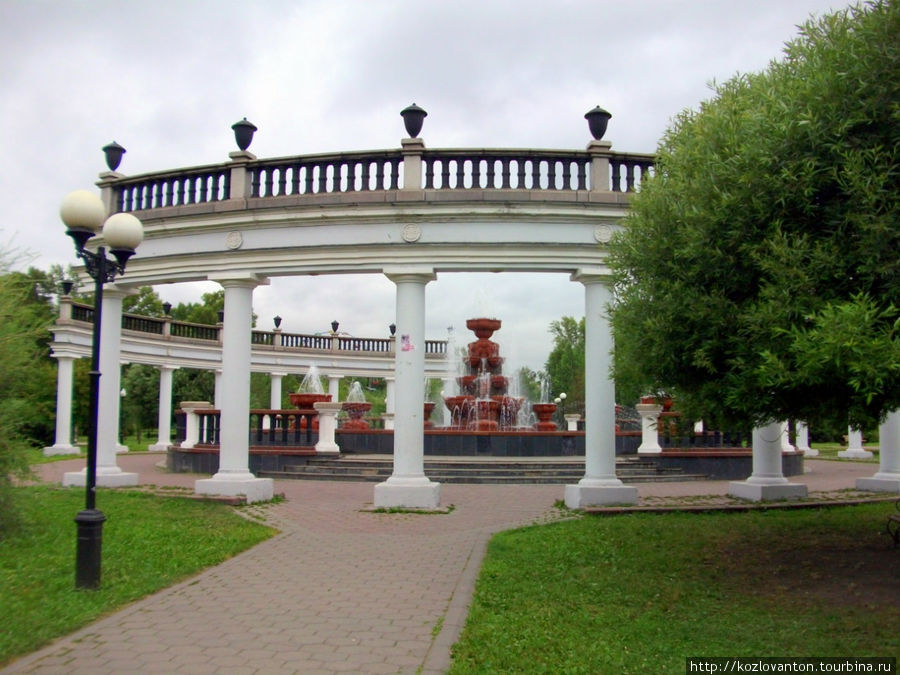 Географический центр сада — фонтан 1937 года арх. А Гамулина. Новокузнецк, Россия