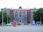 Дом №19 — бывшая гостиница Металлург для командированных на Кузнецкий металлургический комбинат. Ныне — филиал Кемеровского госуниверситета.