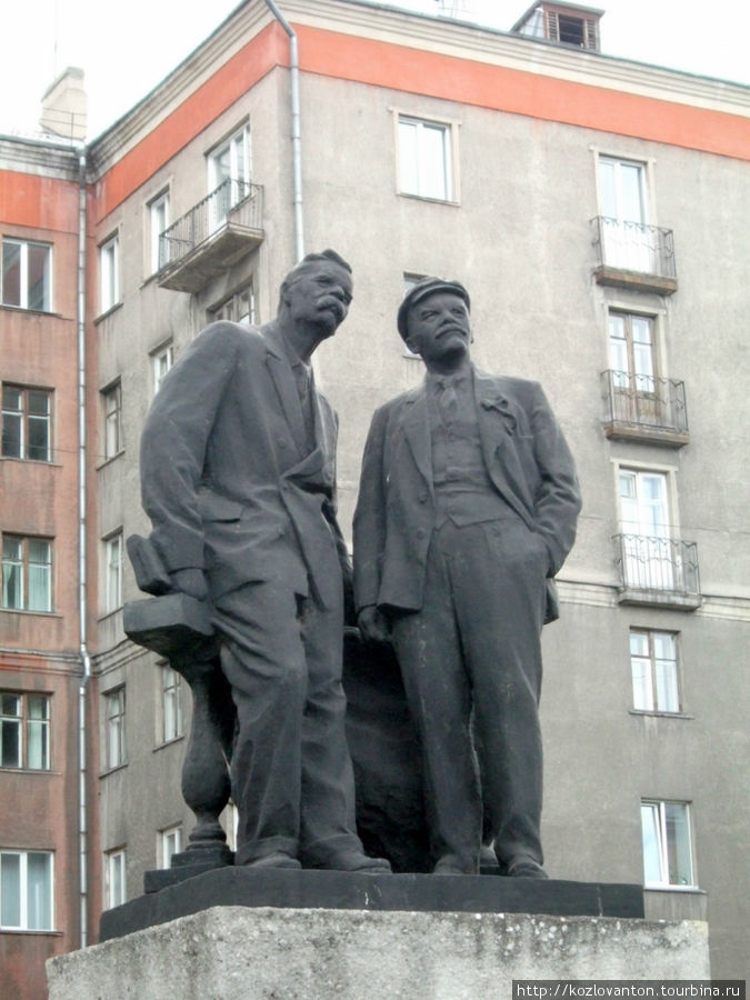 Памятник буревестнику революции и вождю мирового пролетариата возле бывшей гостиницы. Новокузнецк, Россия