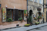 Рестораны и магазинчики старого города страшно любят цветы и кованые элементы