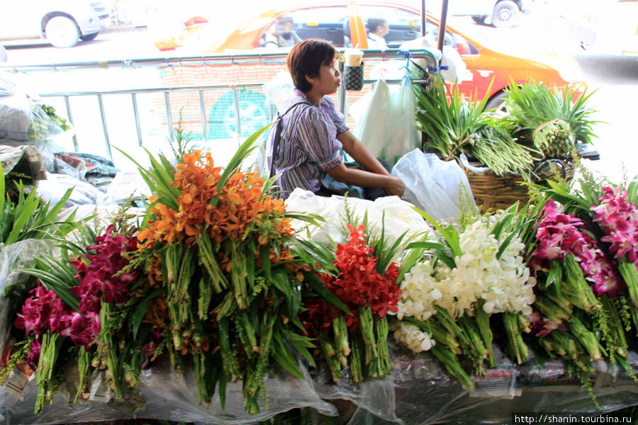 Цветами торгуют прямо на тротуаре Бангкок, Таиланд