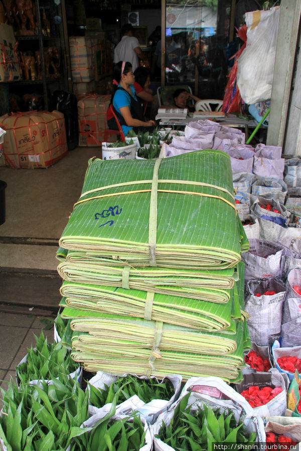На цветочном рынке в Бангкоке продают и банановые листья — их используют как упаковочную бумагу Бангкок, Таиланд