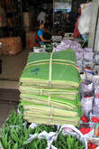 На цветочном рынке в Бангкоке продают и банановые листья — их используют как упаковочную бумагу