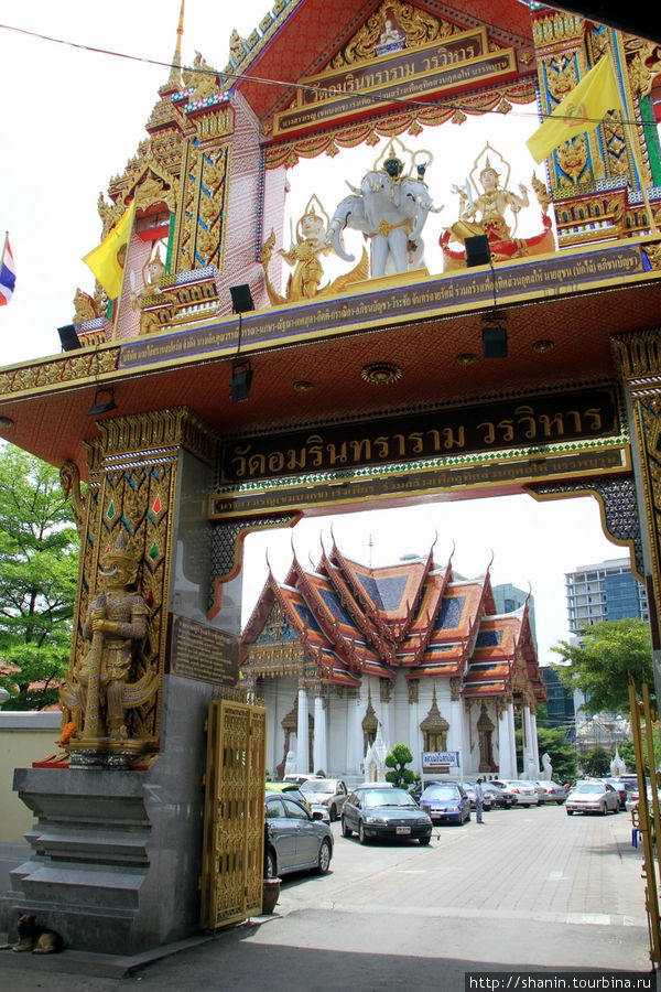 Вход в Ват Амаринтхарарам Воравихар Бангкок, Таиланд