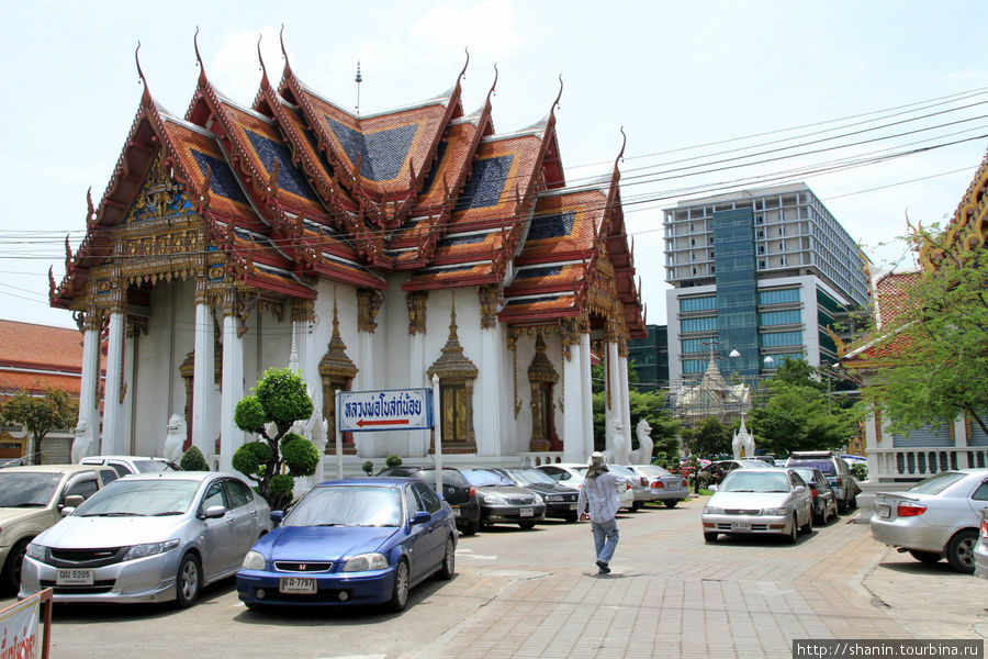 Главный храм в Вате Амаринтхарарам Воравихар Бангкок, Таиланд