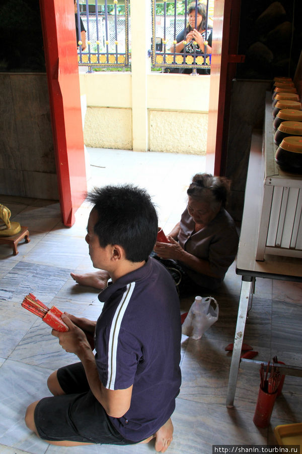 Прихожане в молитве, Ват Амаринтхарарам Воравихар Бангкок, Таиланд