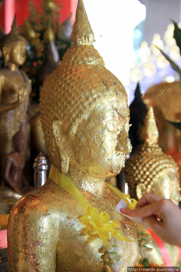 Облепленный золотыми пластинками Будда Бангкок, Таиланд