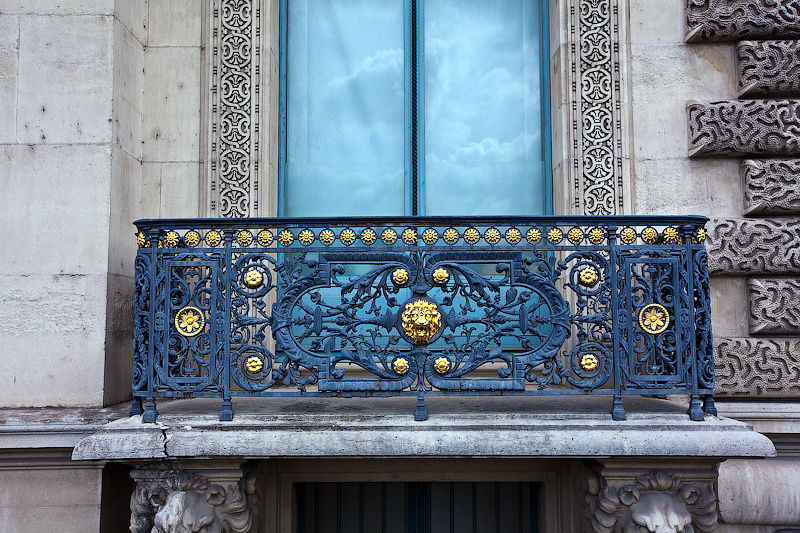 Золото и узоры балконов Лувра. Париж, Франция