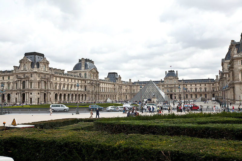 Коллекции Лувра хранят шедевры искусства разных цивилизаций, культур и эпох. В музее около 300 000 экспонатов, из которых только 35 000 выставляются в залах. Многие экспонаты содержатся в хранилищах, поскольку не могут быть показаны посетителям более трёх месяцев подряд из соображений сохранности. Париж, Франция