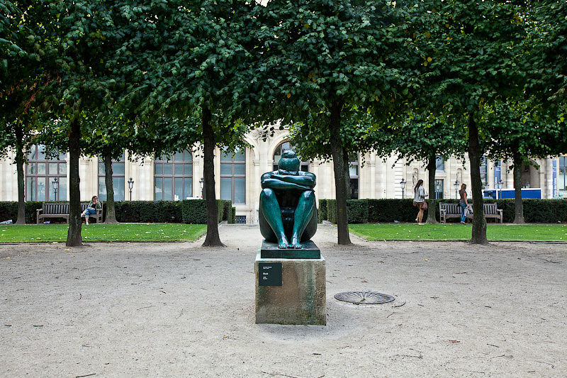 Памятник офисному работнику на перерыве. Париж, Франция