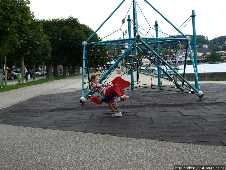 Детская площадка на набережной Гмундена Гмунден, Австрия