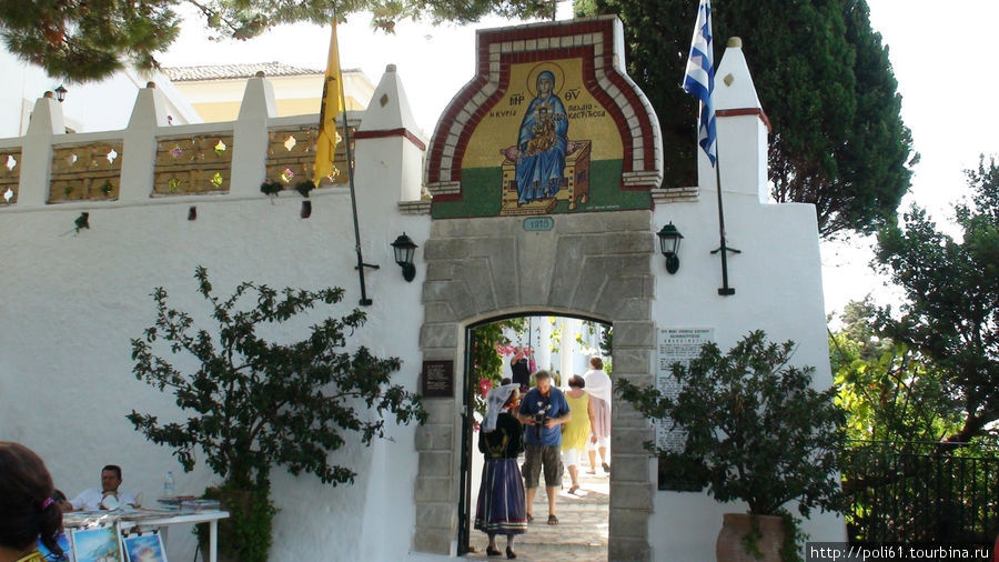 Вход в монастырь Палеокастрица, остров Корфу, Греция