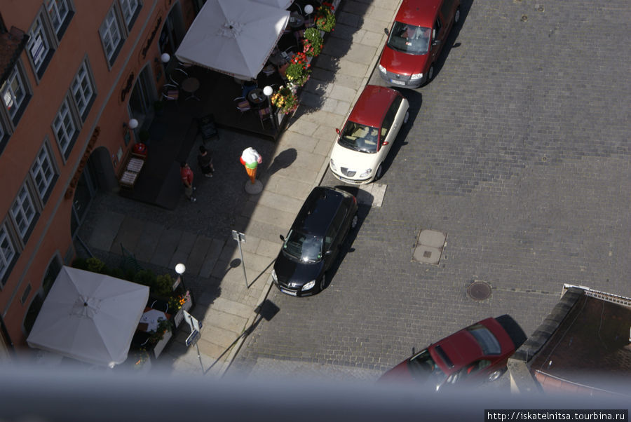Единственное фото автомобиля — с верхушки колокольни Наумбурга. Тот, что черненький. Германия