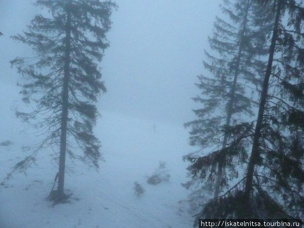 Едва заметное в тумане пятнышко — лыжник Словакия