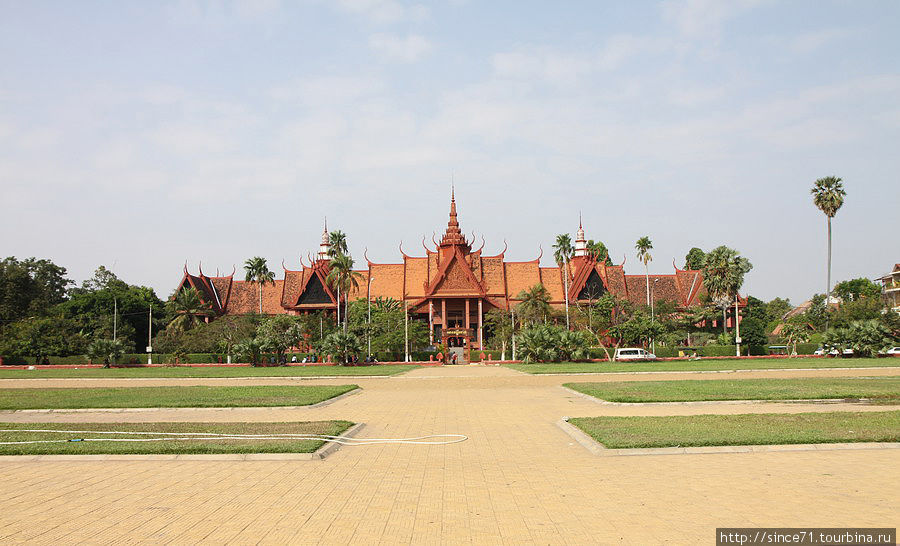 Национальный музей. Построен в 1917-1920 гг. в так называемом традиционном кхмерском стиле. Представляет интерпретацию кхмерских храмов в глазах французских архитекторов. Пномпень, Камбоджа