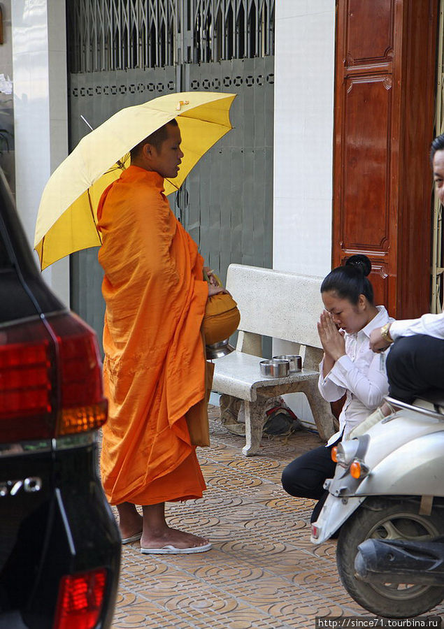 Каждое утро по городу (по всей стране) ходят монахи с такими кастрюлями. За пожертвование все желающие могут получить благословение, а может и отпущение грехов Пномпень, Камбоджа
