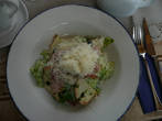 очень вкусный салат в знаменитом ресторане Зила кавс, на площади Ливу