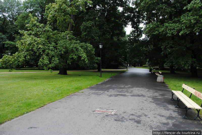 А вот удаленные дорожки парка выглядят пусто и печально Варшава, Польша