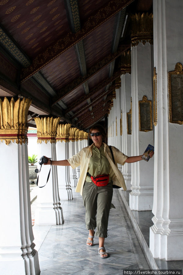Счастливая посетительница храма — она впервые в Таиланде Бангкок, Таиланд