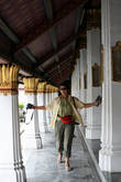 Счастливая посетительница храма — она впервые в Таиланде