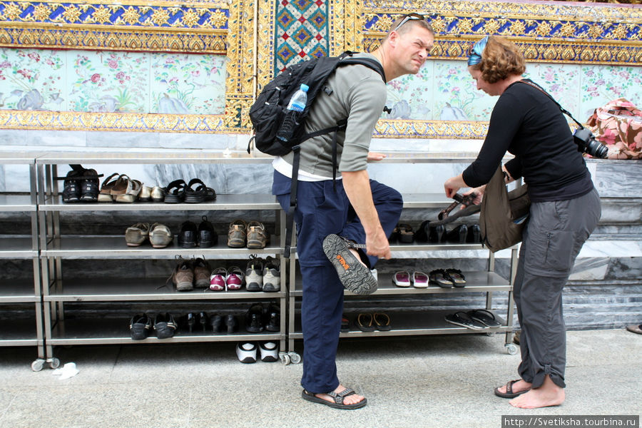 Перед входом в любой буддистский храм надо обязательно разуваться вне зависимости от уровни чистоты пола Бангкок, Таиланд