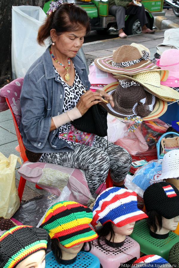 Совмещение полезного в полезным — шляпки вяжутся параллельно с процессов продажи Бангкок, Таиланд