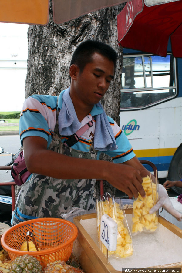 Здесь так принято — покупать фрукты уже чищеные и нарезанные прямо на улице самим торговцем Бангкок, Таиланд