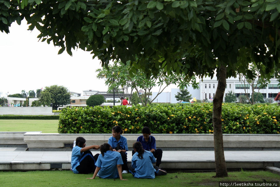 Школьники отдыхают в тени дерева Бангкок, Таиланд
