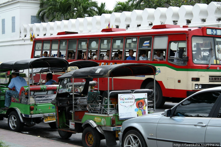 Два вида городского транспорта- автобус и тук-тук Бангкок, Таиланд