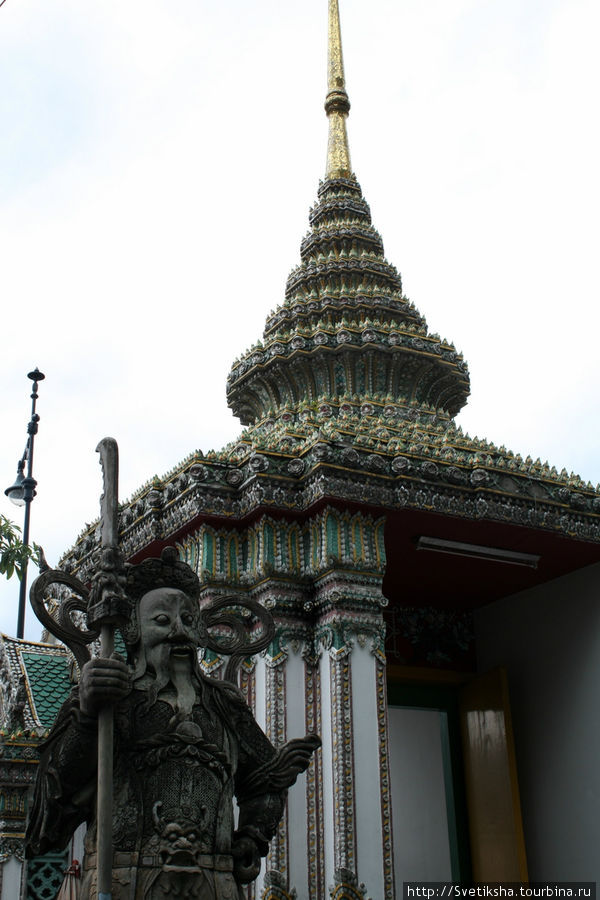 Возлежащий Будда в храме Ват Пхо Бангкок, Таиланд