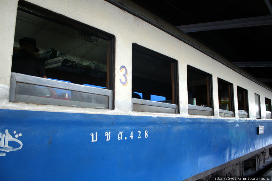 Простой дешевый тайский поезд, электричка по нашему Бангкок, Таиланд
