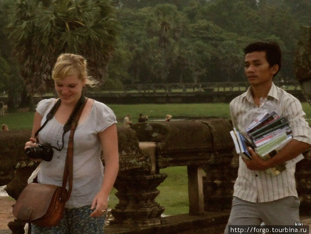 — Девушка, девушка, вы забыли купить у меня пару-тройку книг... Ангкор (столица государства кхмеров), Камбоджа