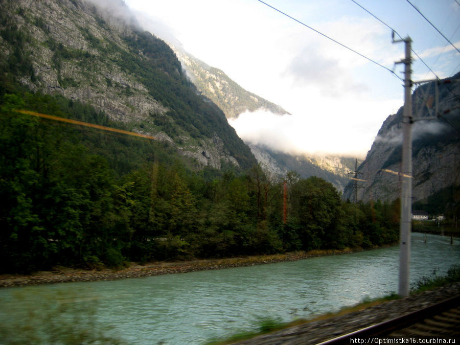 Виды из окна поезда по дороге из Санкт-Йохана в Зальцбург. Санкт-Йохан-им-Понгау, Австрия