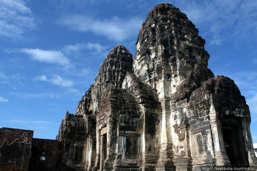 Пранг Сам Йот - кхмерский храм в объятье обезьян Лоп-Бури, Таиланд