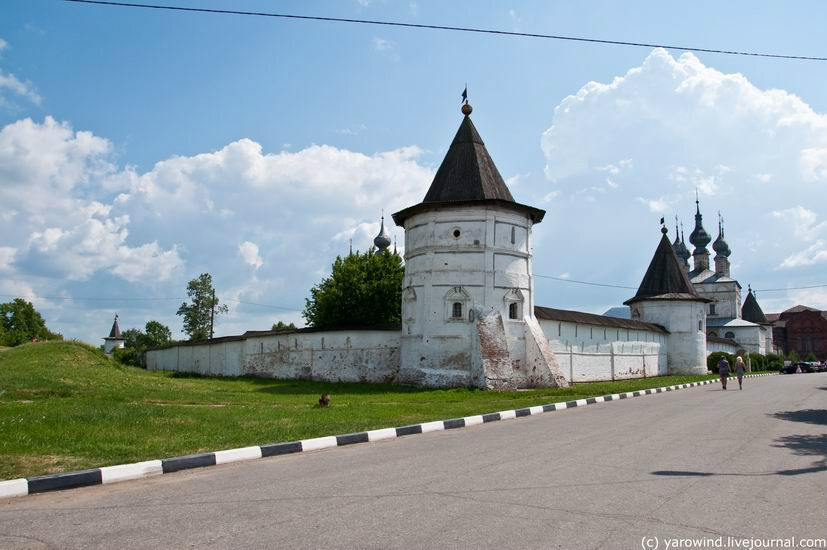 Прямо напротив главной площади города находится бывший Михайло-Архангельский монастырь. Сейчас там музей делит площадь с воссозданным монастырем.