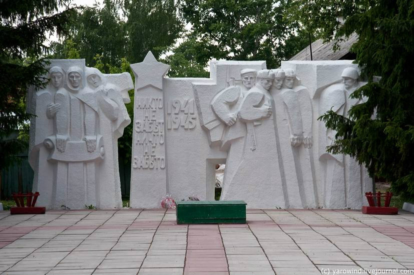 Напротив – памятник погибшим в ВОВ. Юрьев-Польский, Россия