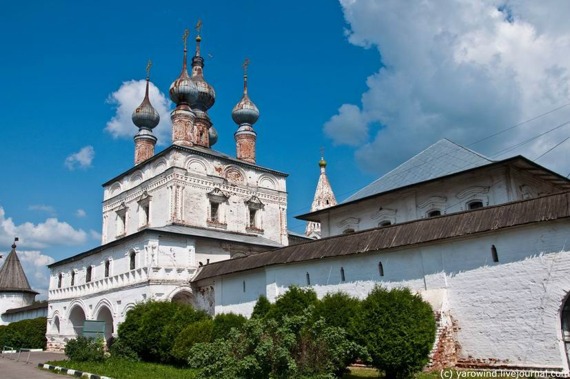 Надвратная церковь Иоанна Богослова на входе в монастырь. Юрьев-Польский, Россия