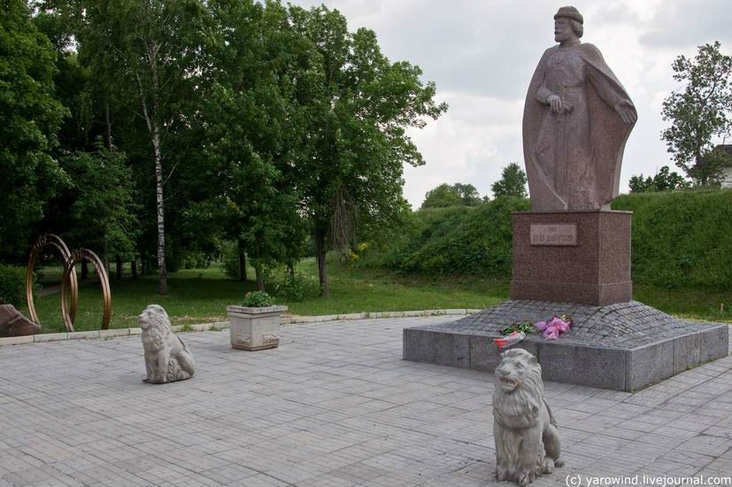 У стен монастыря стоит памятник князю Юрию Долгорукому. Юрьев-Польский, Россия