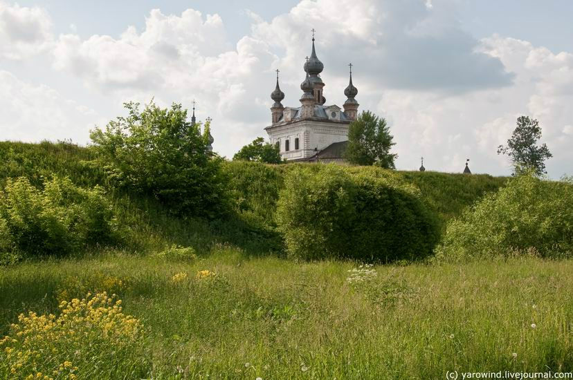 Вид на монастырь из-за крепостных валов. Юрьев-Польский, Россия