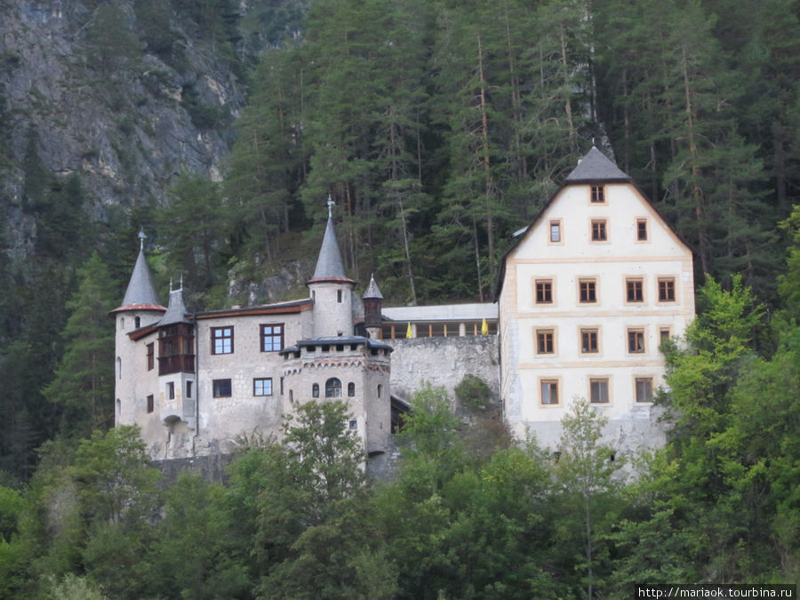 Замок по дороге в Инсбрук Инсбрук, Австрия