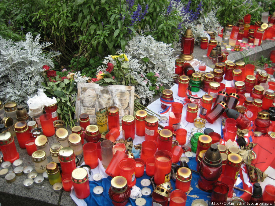 Это скорбь по погибшим чешским хокеистам в катастрофе самолёта в Ярославле. Прага, Чехия