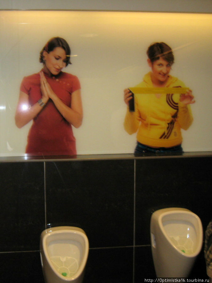 Эту фотографию сделал по моей просьбе мой муж. Он мне рассказал, какие смешные фотографии он увидел в общественном туалете в торговом центре Палладиум на площади Республики. Прага, Чехия