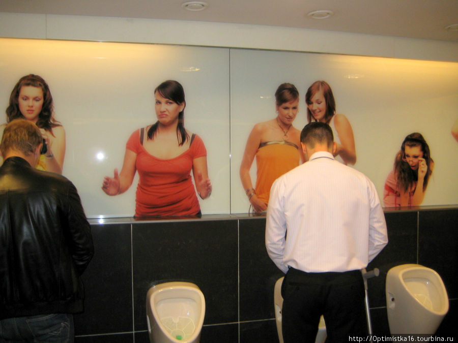 Эту фотографию сделал по моей просьбе мой муж. Он мне рассказал, какие смешные фотографии он увидел в общественном туалете в торговом центре Палладиум на площади Республики. Прага, Чехия